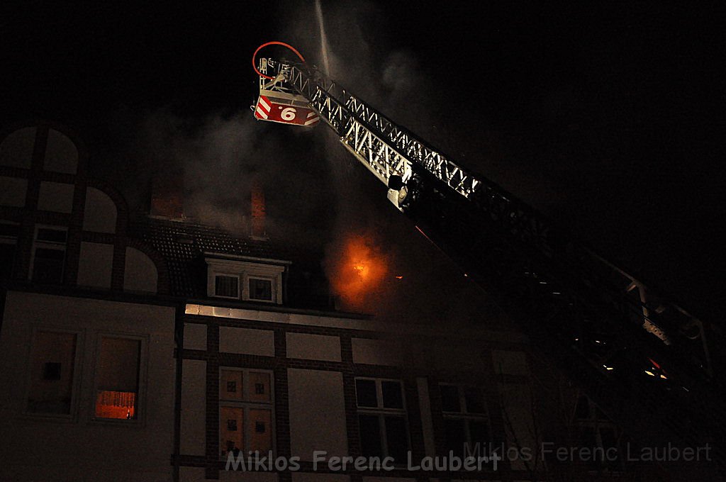Feuer 3 Dachstuhlbrand Koeln Muelheim Gluecksburgstr P002.JPG